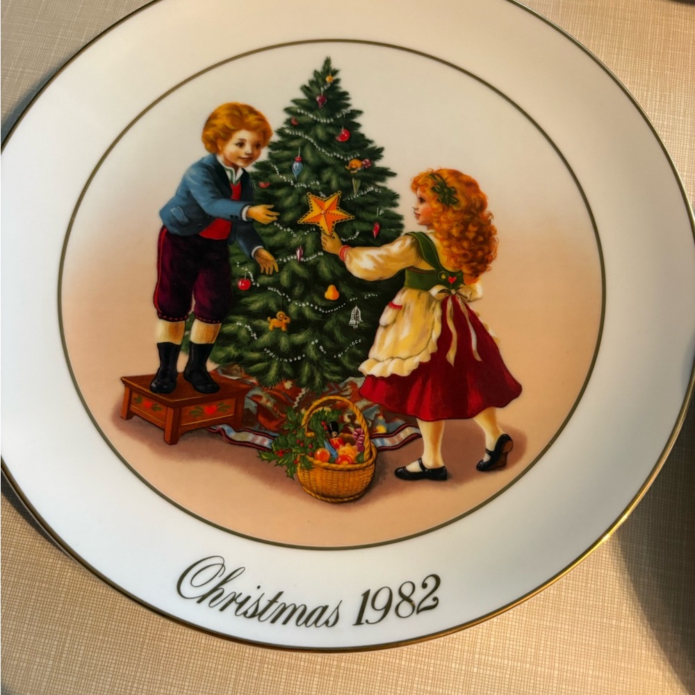 Avon Christmas 1982 Decorative Plate 2nd edition keeping the Christmas tradition